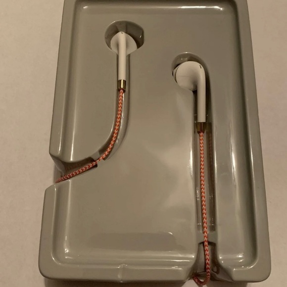 Heyday White Wireless Earbuds With Mic and Remote - Picture 1 of 1